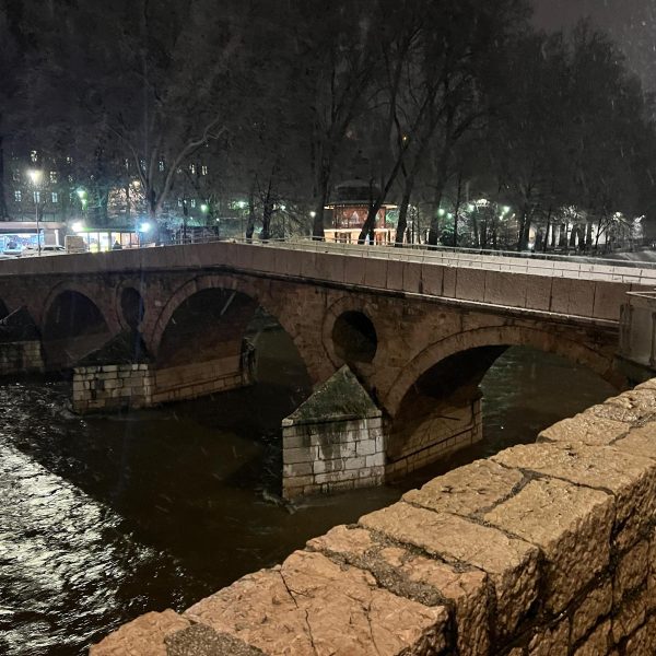Erste Biere, Vijećnica und Sarajevo bei Nacht