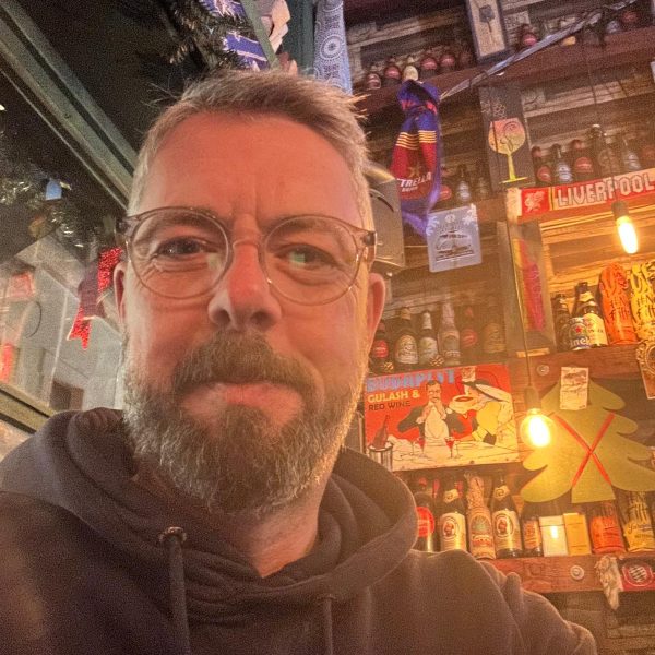 Erste Biere, Vijećnica und Sarajevo bei Nacht