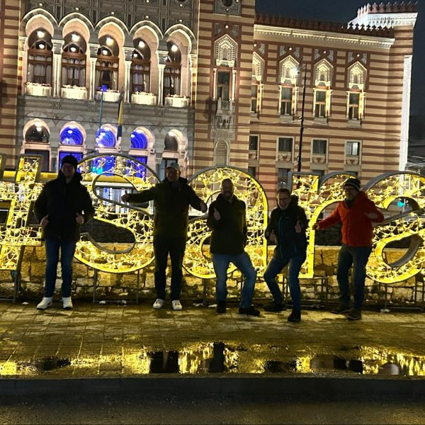Erste Biere, Vijećnica und Sarajevo bei Nacht