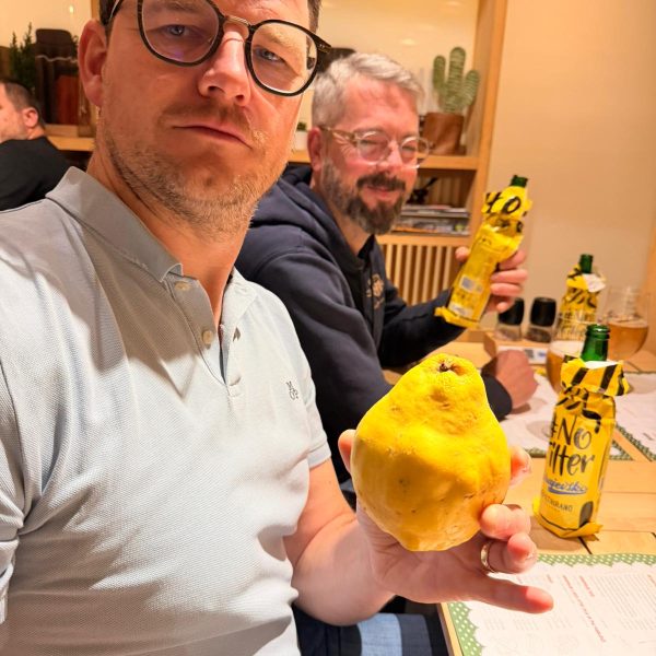 Großes Abendessen – Grillplatte, Gemüse, Bier und Gruppe