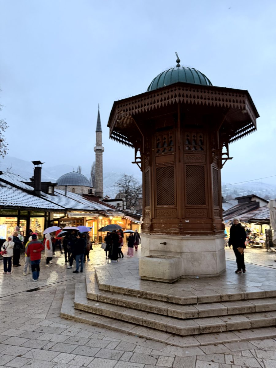 Baščaršija im Schnee – Sebilj, Gassen, Süßes und erste bosnische Küche