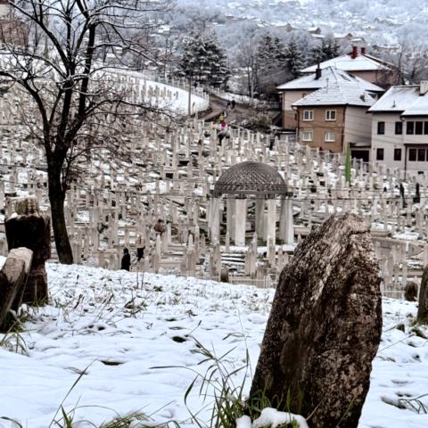 Ankunft in Sarajevo – Flug, Uber und Hotel Aziza