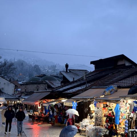 Baščaršija im Schnee – Sebilj, Gassen, Süßes und erste bosnische Küche