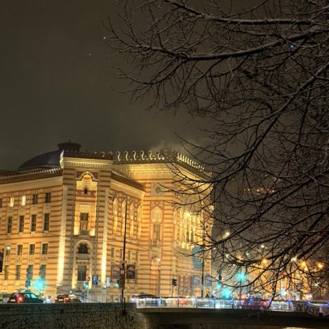 Erste Biere, Vijećnica und Sarajevo bei Nacht