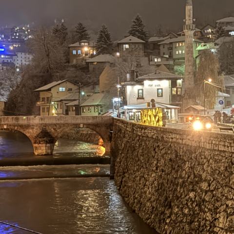 Erste Biere, Vijećnica und Sarajevo bei Nacht