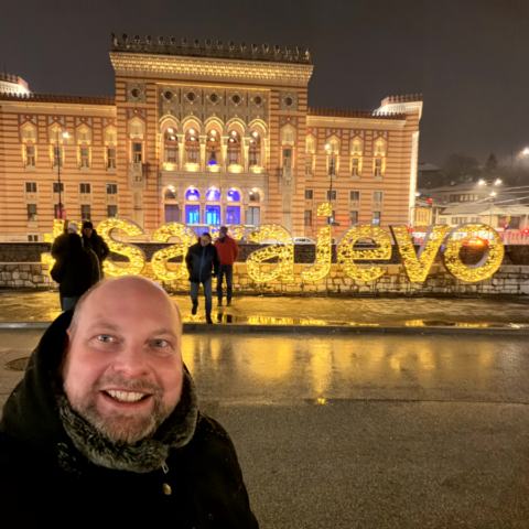 Erste Biere, Vijećnica und Sarajevo bei Nacht