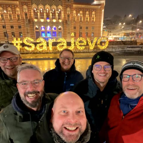 Erste Biere, Vijećnica und Sarajevo bei Nacht