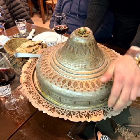 Bosnisches Abendessen – Kupfertopf, Eintopf und gemeinsamer Tisch