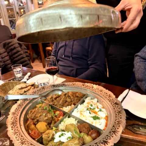 Bosnisches Abendessen – Kupfertopf, Eintopf und gemeinsamer Tisch
