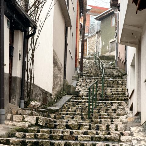 Verschneite Altstadt, Kovači-Hänge und bosnischer Kaffee