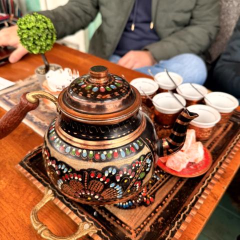 Verschneite Altstadt, Kovači-Hänge und bosnischer Kaffee