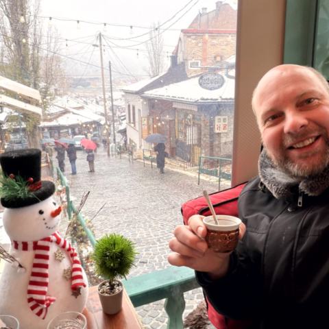 Verschneite Altstadt, Kovači-Hänge und bosnischer Kaffee