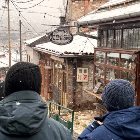 Verschneite Altstadt, Kovači-Hänge und bosnischer Kaffee