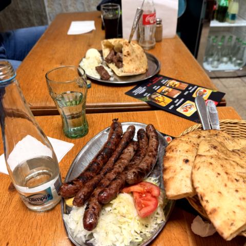 Nachmittag zwischen Essen, Bier, Wein und alten Bars