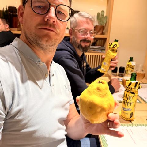 Großes Abendessen – Grillplatte, Gemüse, Bier und Gruppe