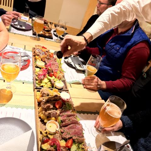 Großes Abendessen – Grillplatte, Gemüse, Bier und Gruppe