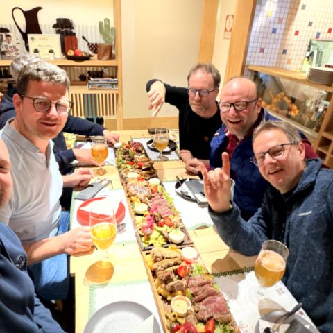 Großes Abendessen – Grillplatte, Gemüse, Bier und Gruppe