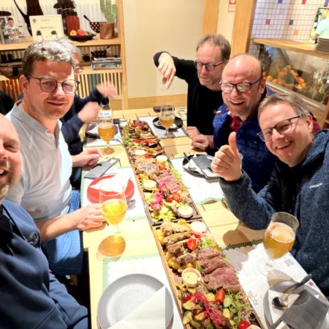 Großes Abendessen – Grillplatte, Gemüse, Bier und Gruppe
