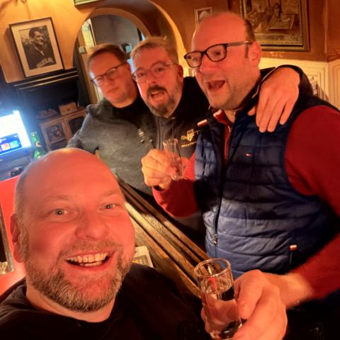 Großes Abendessen – Grillplatte, Gemüse, Bier und Gruppe