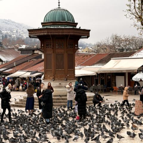 Baščaršija am Morgen – Tauben, Souvenirs und Kaffee