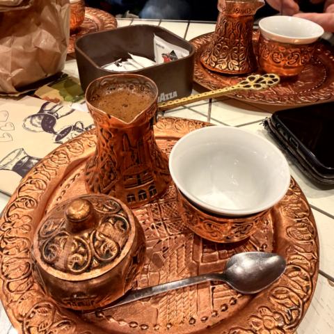 Baščaršija am Morgen – Tauben, Souvenirs und Kaffee