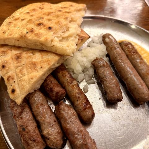 Zurück in der Altstadt – Ćevapi und kurze Pause