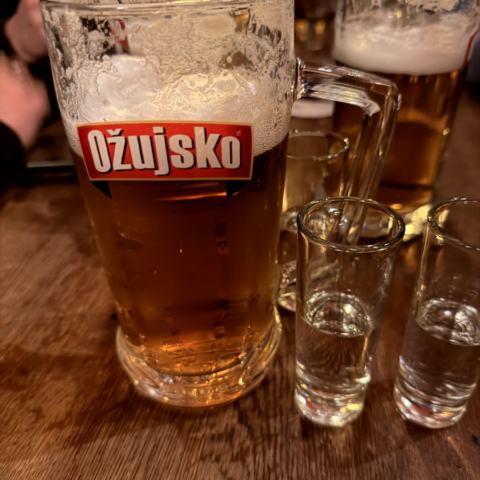 Zurück in der Altstadt – Ćevapi und kurze Pause