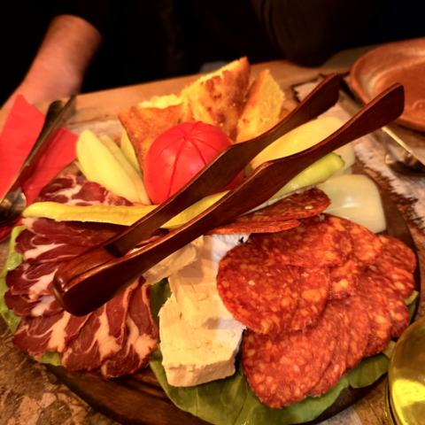 Restaurant Dveri – Pita, Paprika, Kartoffeln und Eintopf