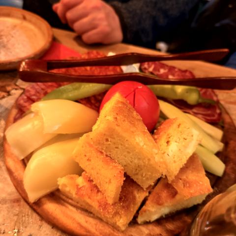 Restaurant Dveri – Pita, Paprika, Kartoffeln und Eintopf