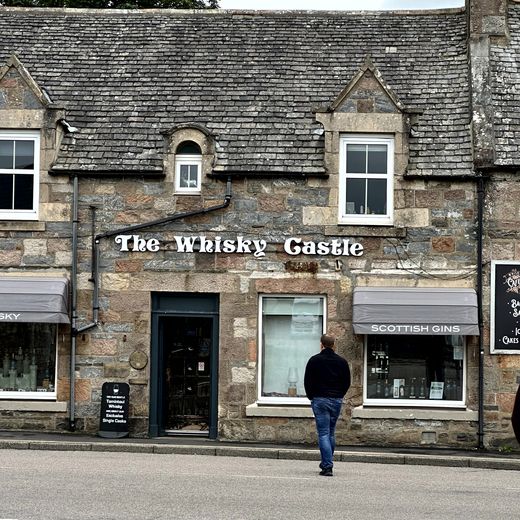 Tomintoul und Whiskyshop-Stopp – Flaschenlandschaft im Hochlanddorf