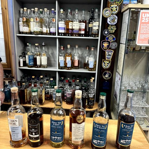 Tomintoul und Whiskyshop-Stopp – Flaschenlandschaft im Hochlanddorf