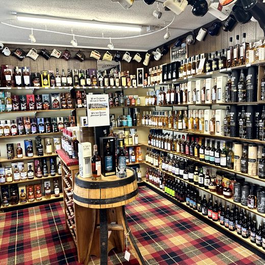 Tomintoul und Whiskyshop-Stopp – Flaschenlandschaft im Hochlanddorf