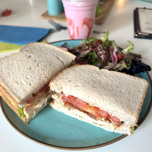 Mittagsstopp unterwegs – Deli, Sandwiches und süßer Kaffeehalt