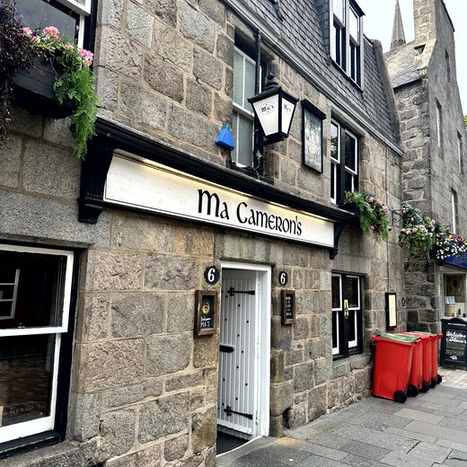 Ankunft in Aberdeen – Samples im Zimmer, erster Pub und ein deftiger Abendstart