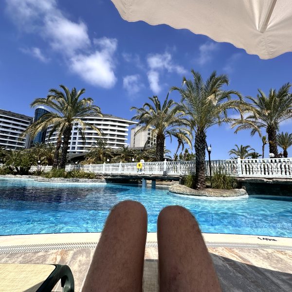 Strand, Pool und gemeinsamer Urlaubsmoment
