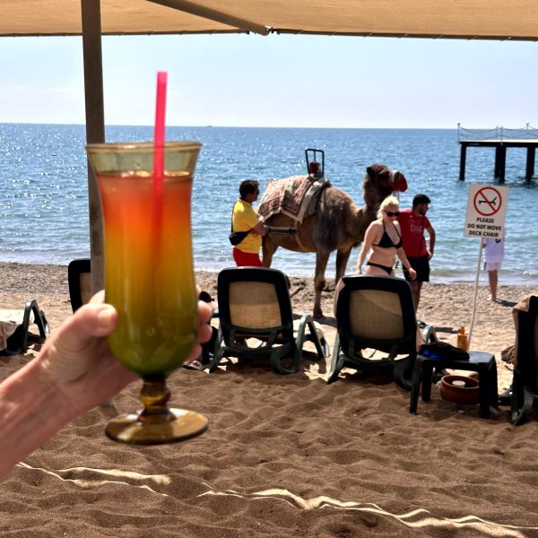 Strand, Pool und gemeinsamer Urlaubsmoment