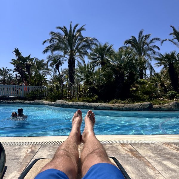 Strand, Pool und gemeinsamer Urlaubsmoment