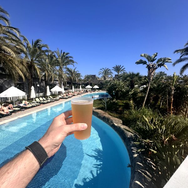 Strand, Pool und gemeinsamer Urlaubsmoment