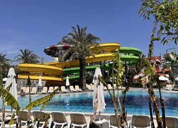 Erste Eindrücke von Pool, Rutschen und Hotelanlage