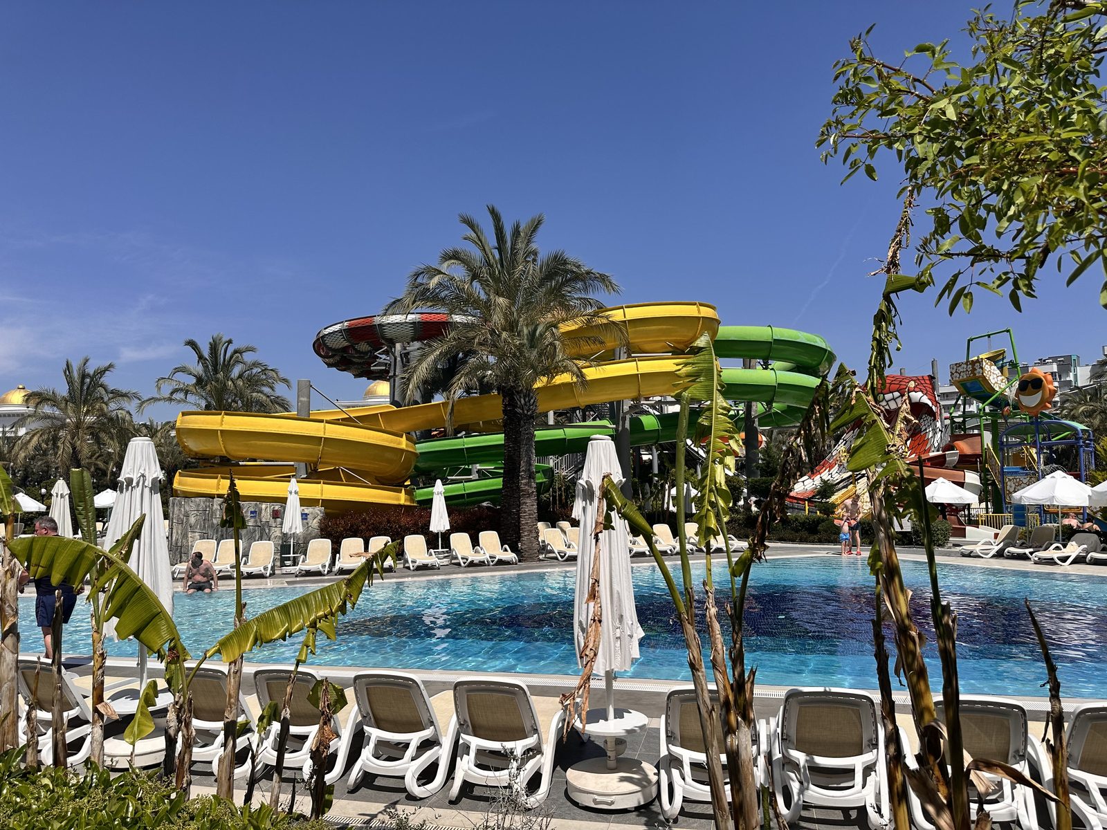 Erste Eindrücke von Pool, Rutschen und Hotelanlage