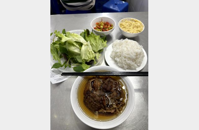 Erster Abend in Hanoi – Straßenküche, Hoan-Kiem-See und Bars