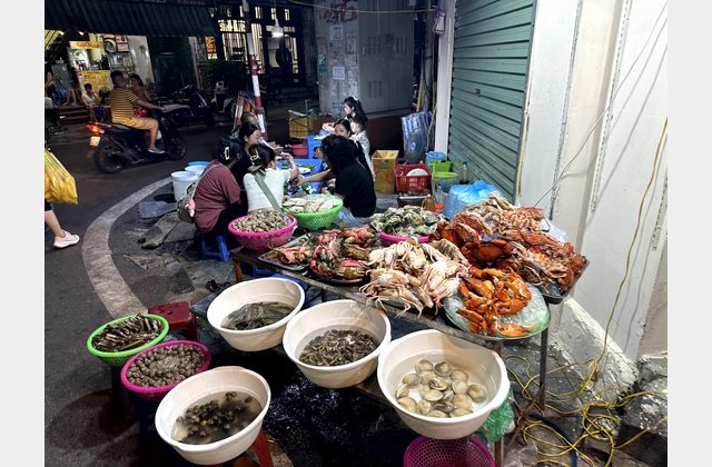 Erster Abend in Hanoi – Straßenküche, Hoan-Kiem-See und Bars