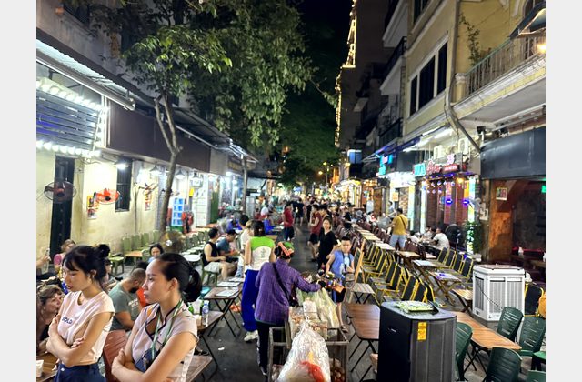 Erster Abend in Hanoi – Straßenküche, Hoan-Kiem-See und Bars