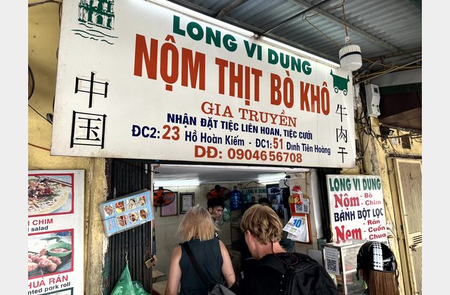 Hanoi Street Food Tour – Nộm bò khô, Bún chả, Bánh mì und Egg Coffee