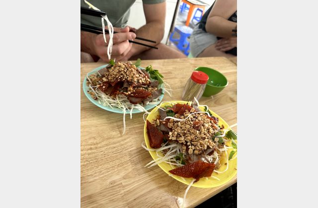 Hanoi Street Food Tour – Nộm bò khô, Bún chả, Bánh mì und Egg Coffee