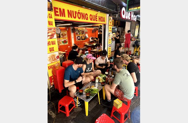 Hanoi Street Food Tour – Nộm bò khô, Bún chả, Bánh mì und Egg Coffee