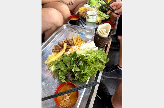Hanoi Street Food Tour – Nộm bò khô, Bún chả, Bánh mì und Egg Coffee