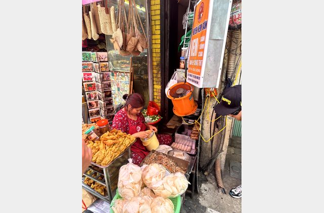 Hanoi Street Food Tour – Nộm bò khô, Bún chả, Bánh mì und Egg Coffee