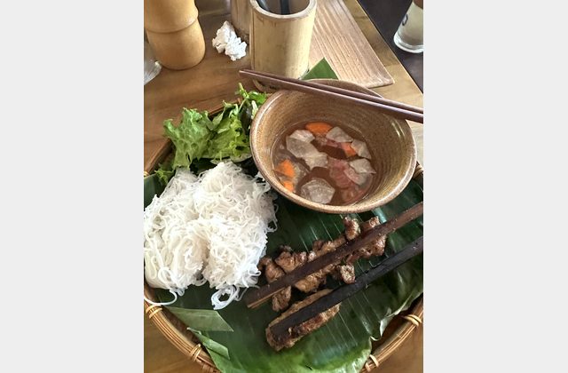 Hanoi Street Food Tour – Nộm bò khô, Bún chả, Bánh mì und Egg Coffee
