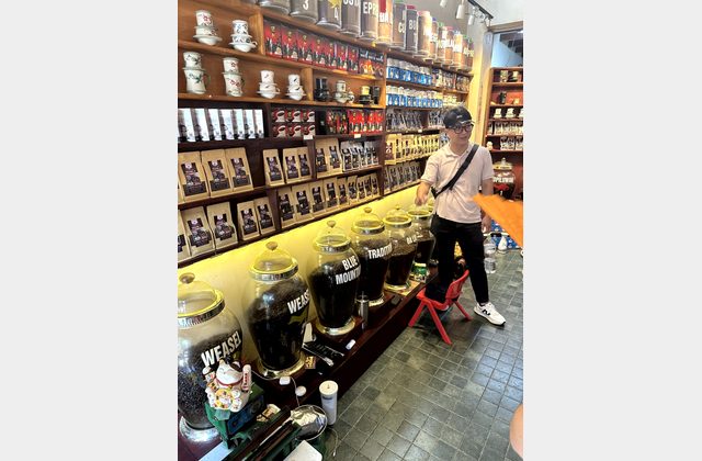Hanoi Street Food Tour – Nộm bò khô, Bún chả, Bánh mì und Egg Coffee